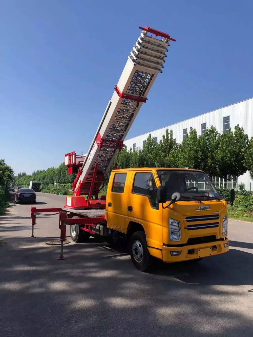 枣阳附近的云梯车出租服务：轻松解决高空作业需求